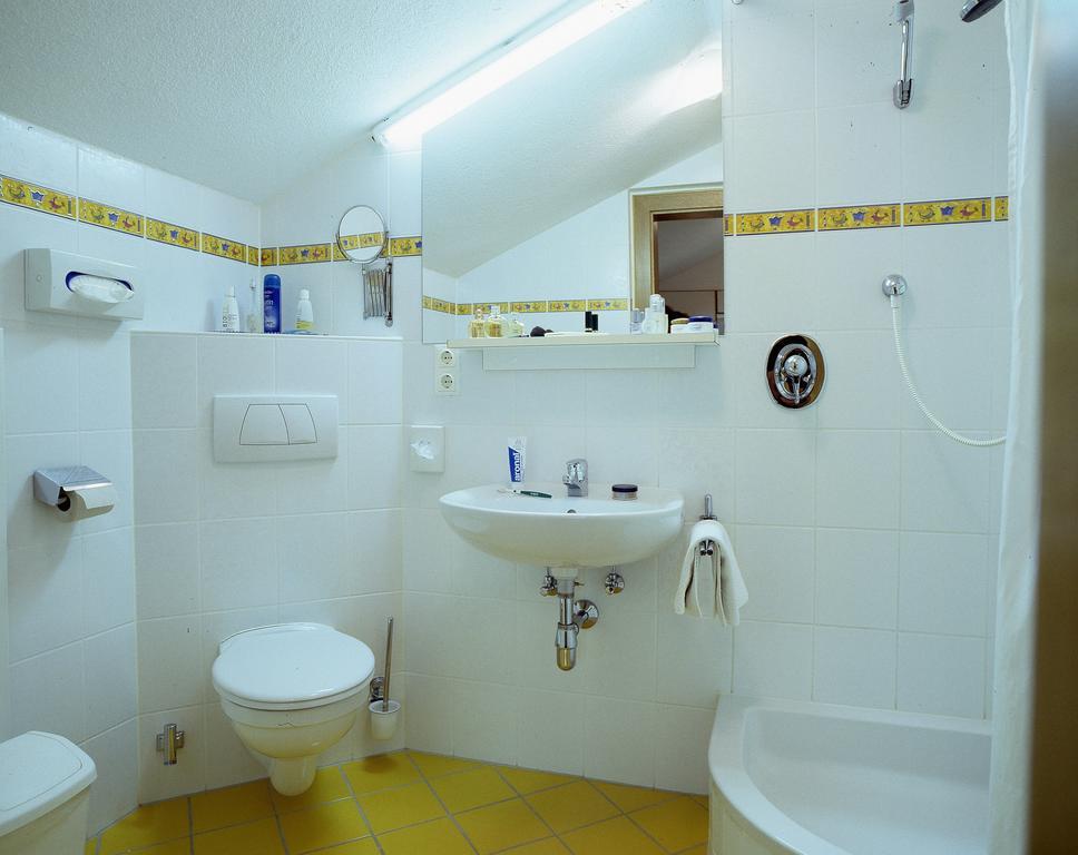Haus Wallis Hotel Lech am Arlberg Room photo