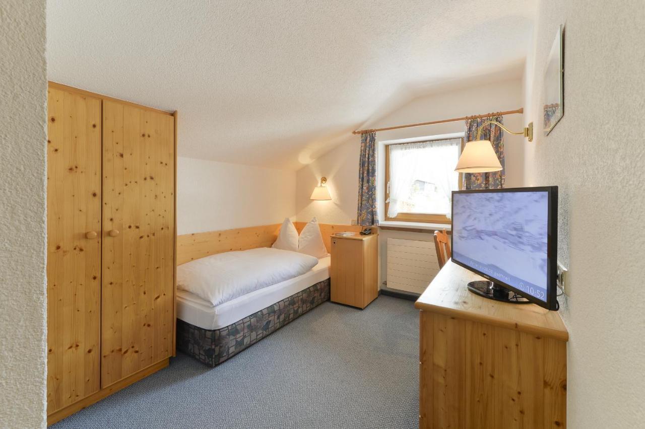Haus Wallis Hotel Lech am Arlberg Room photo