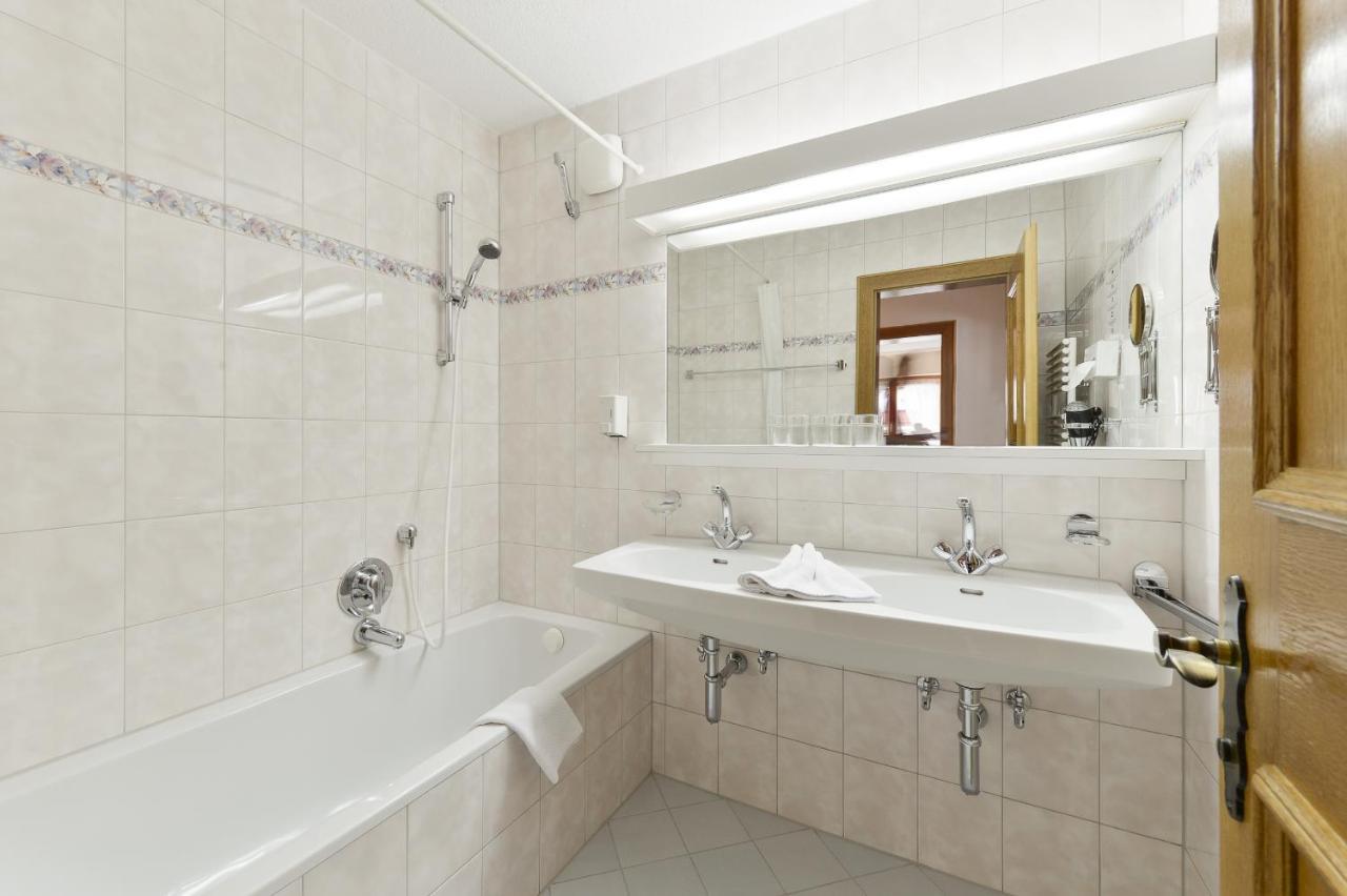 Haus Wallis Hotel Lech am Arlberg Room photo